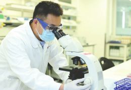 2025年中国创新药上市公司收入突破1000亿元 我们离全球“领跑”还有多远？