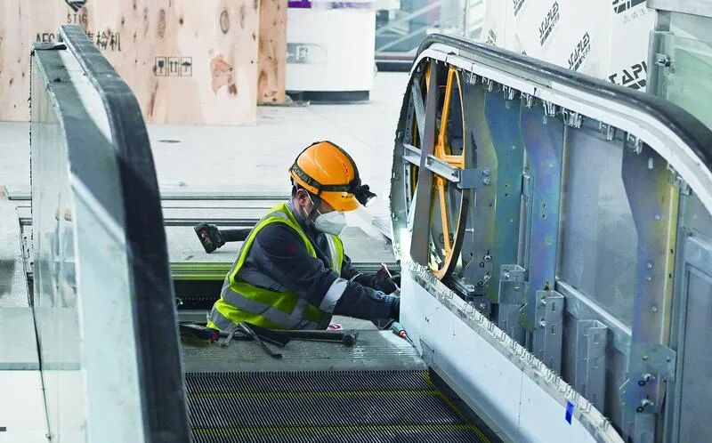 在长春轨道交通7号线西湖大路站，工作人员进行电梯安装调试