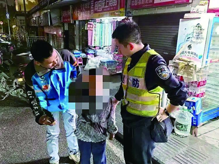 女子带两个娃逛街 走丢了一个刚找回 发现另一个又丢了|民警_新浪财经_新浪网