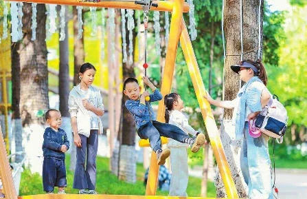 清明假期，家庭游热度攀升。记者 胡妤雅 摄