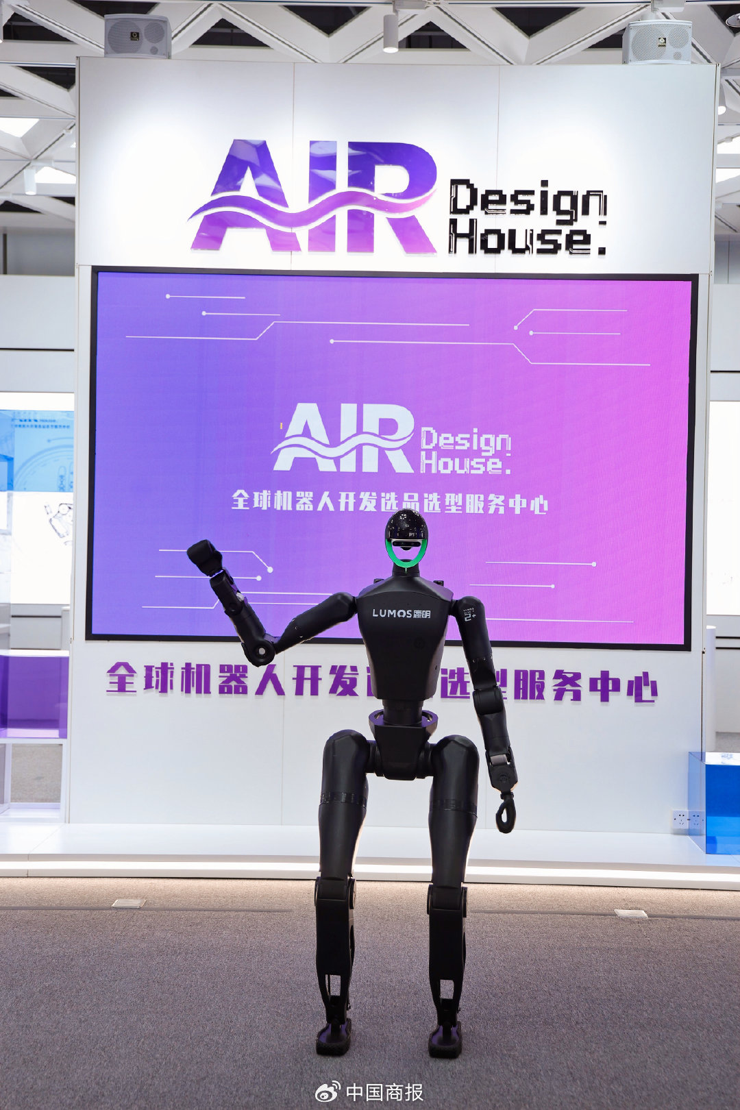 鹿明机器东谈主。