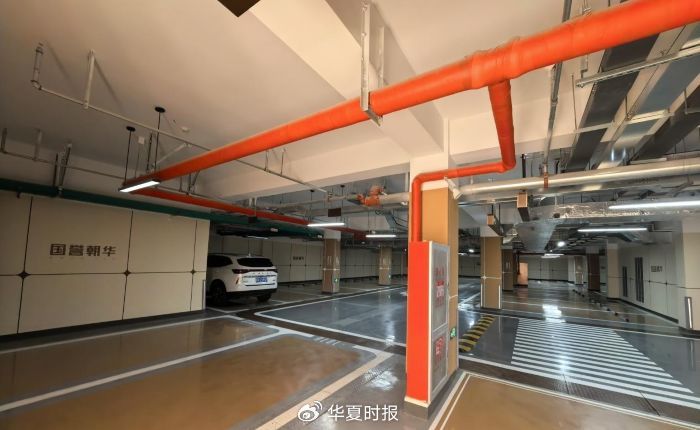 小区车库。董红艳/摄