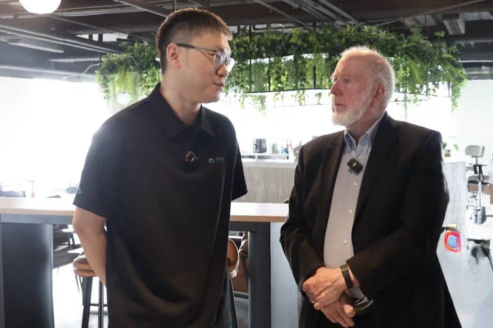 未来医生CEO王仕锐对话凯文·凯利：医疗AGI或将帮助人类寿命突破120岁