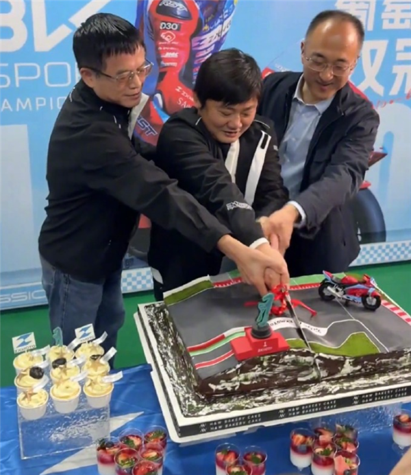 张雪机车WSBK冠军奖杯回国！张雪首次捧起奖杯 夺冠画面被做蛋糕庆祝