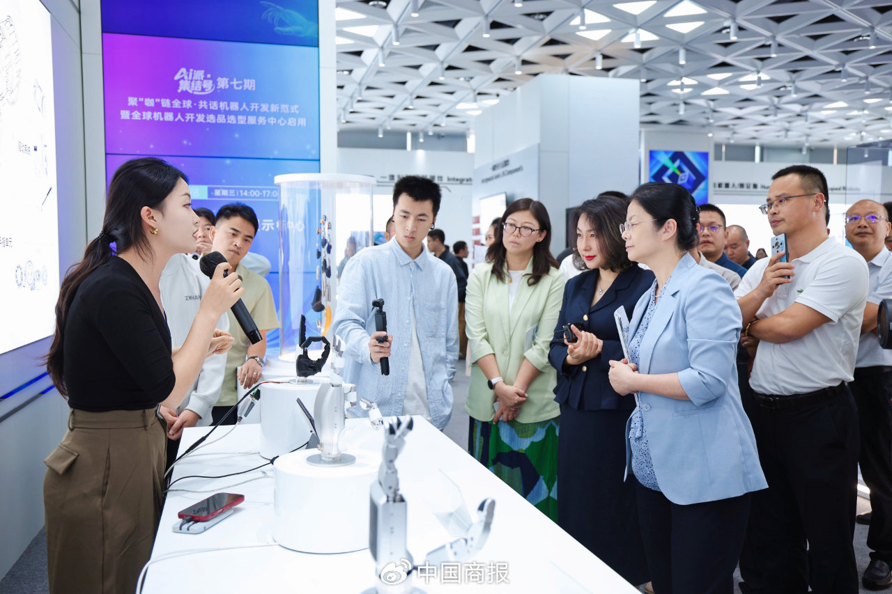 使命主谈主员正在先容明智手。