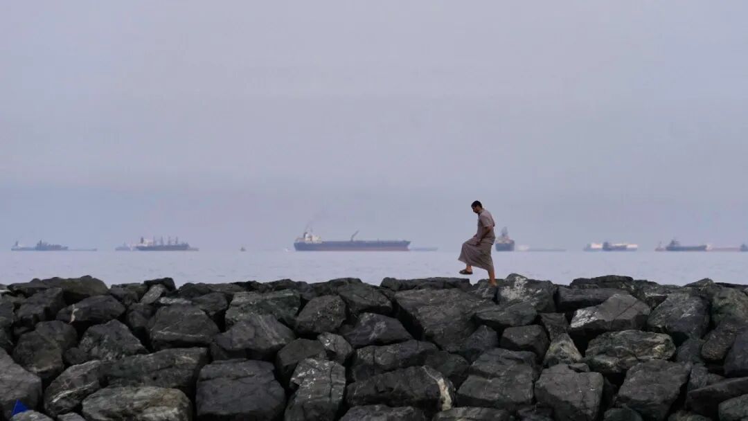 油轮、货船在霍尔木兹海峡内排队，摄于 3 月 11 日（图源/美联社）