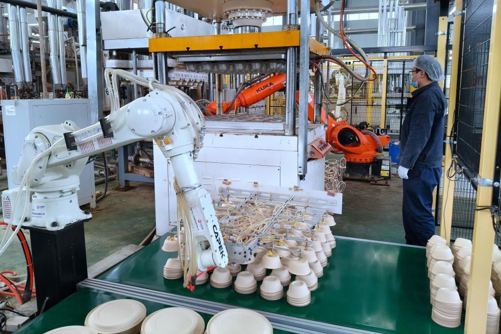 　　图为重庆瑞竹植物纤维制品有限公司生产车间。（赵军 摄）