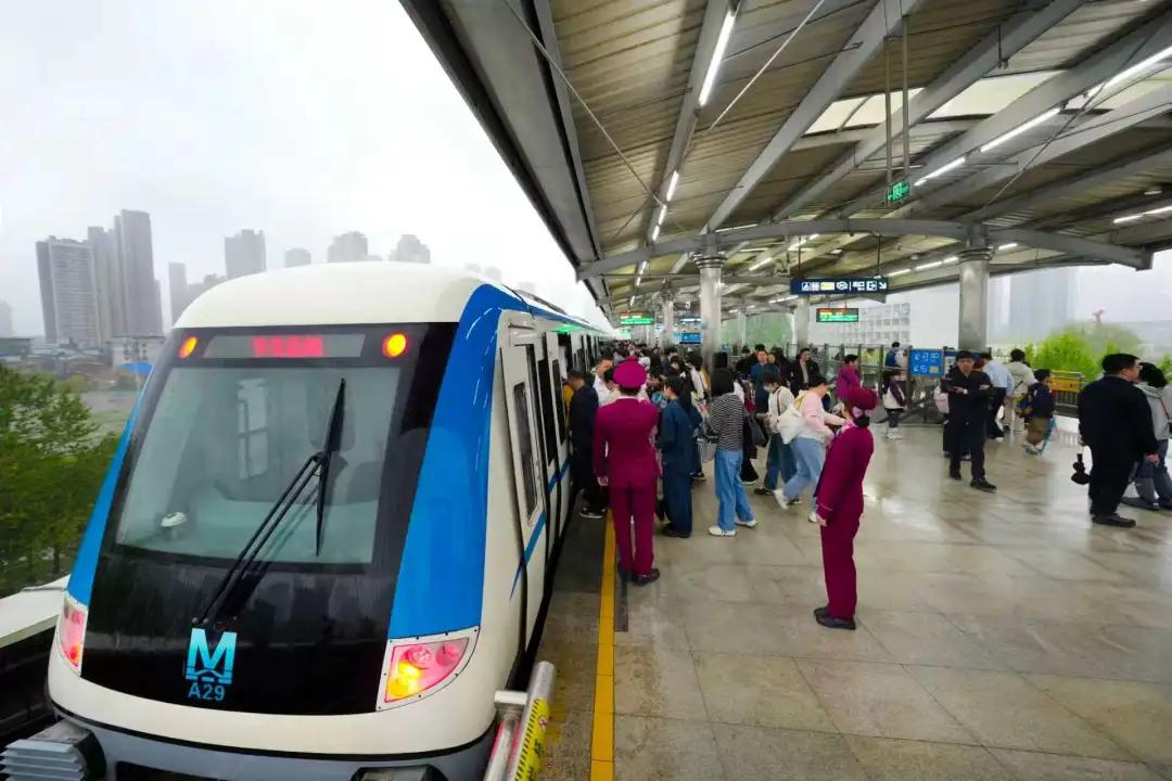 早高峰时段，1号线宗关站工作人员疏导乘客有序上下车。（湖北日报通讯员产启斗 摄）