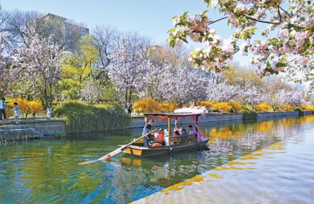 元大都城垣遗址公园国风摇橹船项目,带动了沿线文旅消费。 刘德玲摄