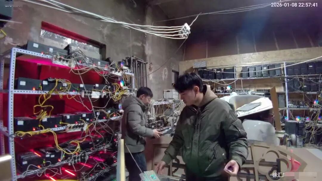 ▲徐汇警方专案组一举抓获10名犯罪嫌疑人，现场查获大量电脑、手机、服务器硬盘等作案工具。警方供图