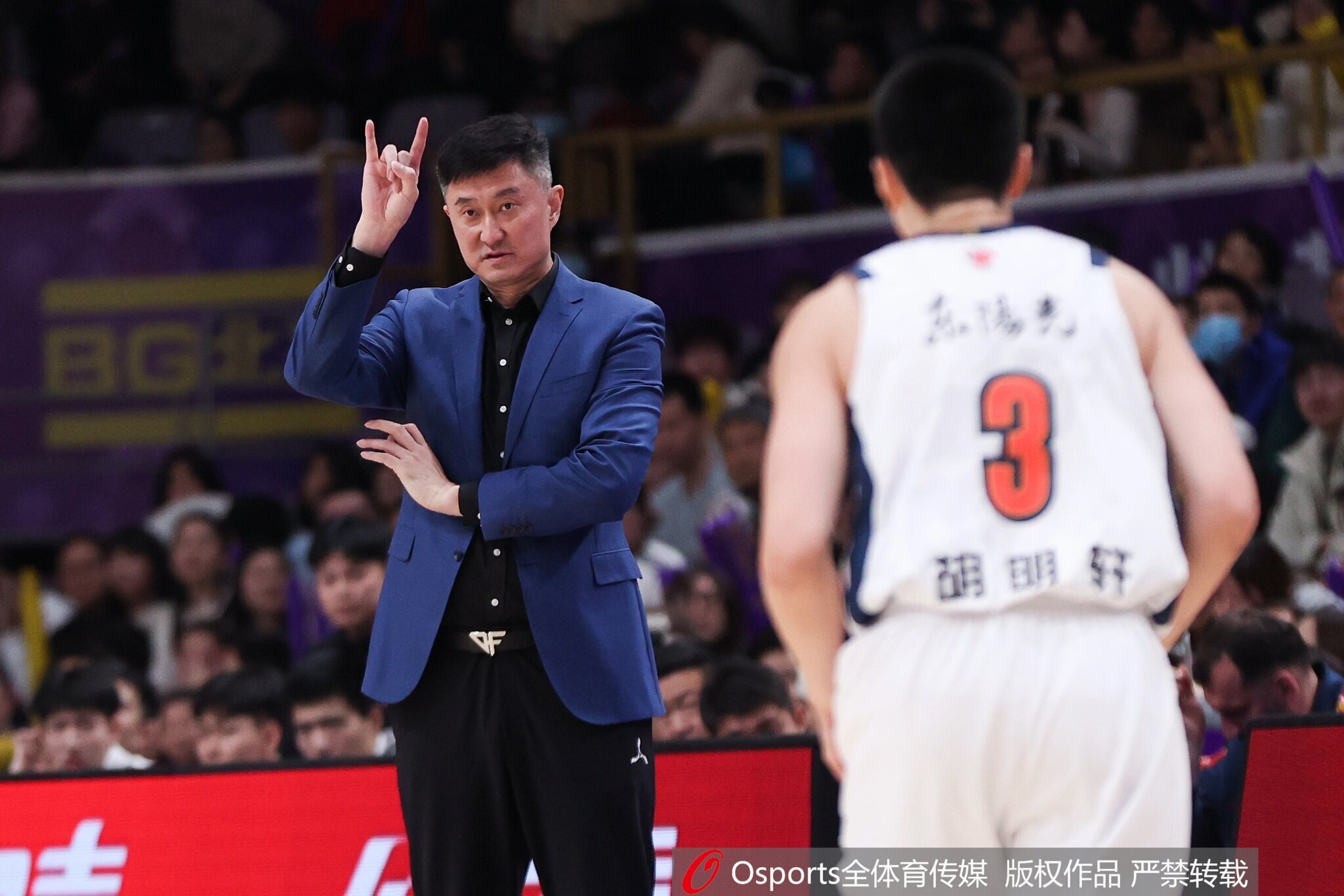 杜锋：队伍现在很困难 今天小徐和小胡身体都不好 他们都在坚持