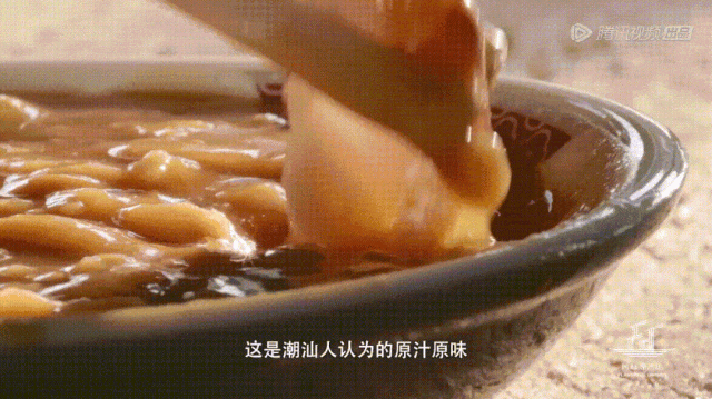 鱼饭蘸普宁豆浆食用 | 截图自《风味原产地》