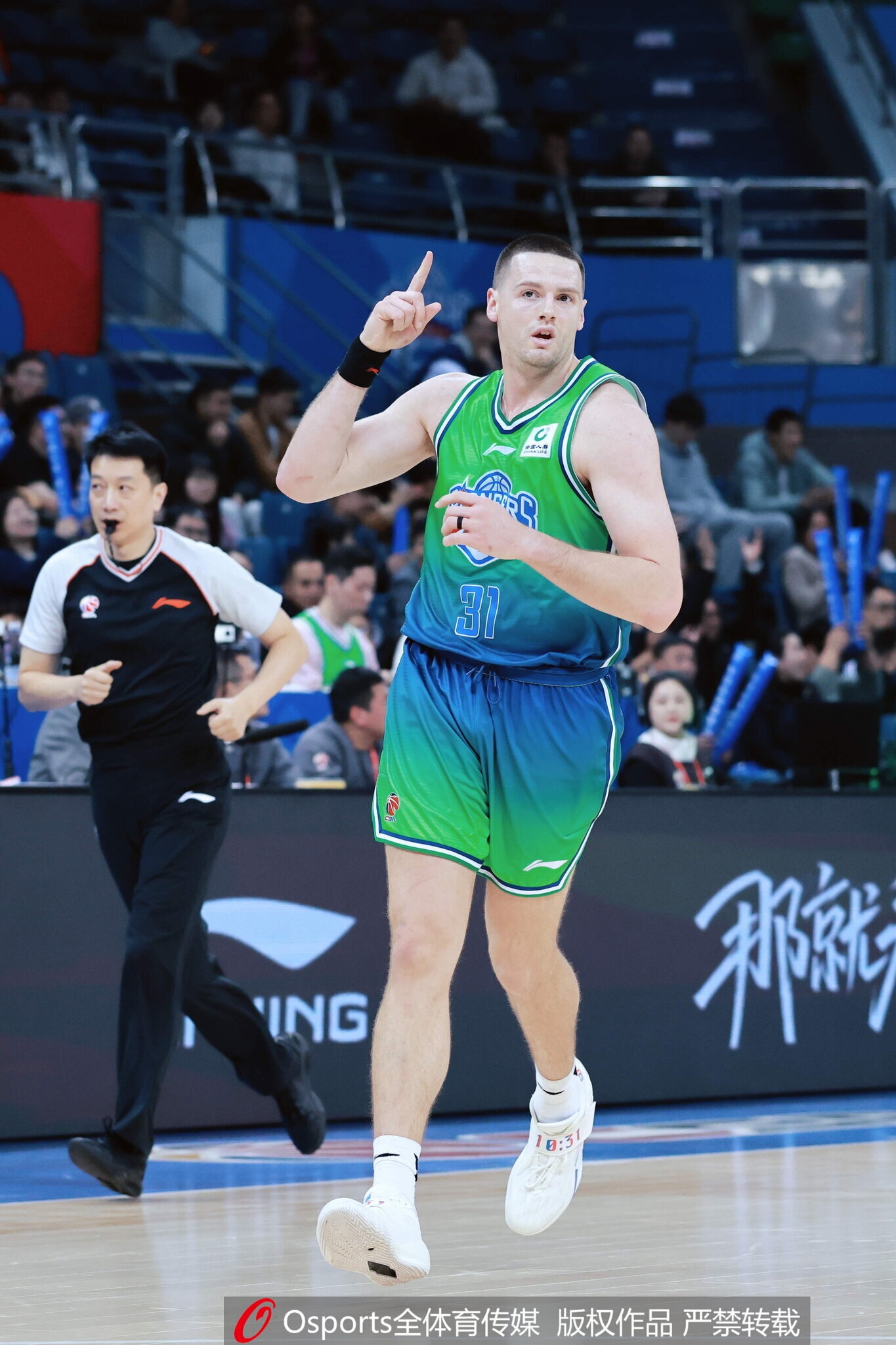 两双到手！大卫·詹姆斯14中7拿20分14板2断1帽 正负值+21