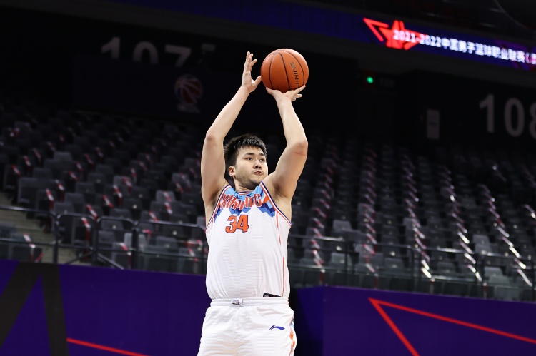 就你打得好！艾孜麦提半场7中4拿到12分4前场板 全队唯一上双