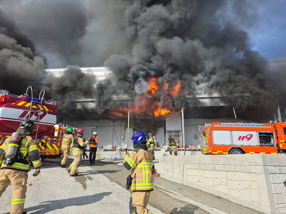 现场黑烟滚滚！韩国一冷冻仓库突发火灾，致2名消防员遇难，韩总统、总理发声