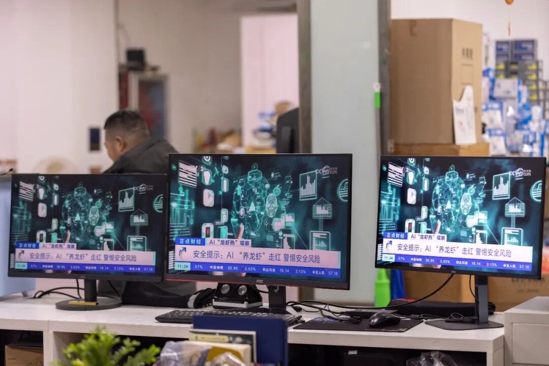 3月11日，在位于浙江省湖州市吴兴区飞英街道的颐高数码广场，电脑显示器在播放开源AI智能体“龙虾”的相关新闻。伊凡 摄