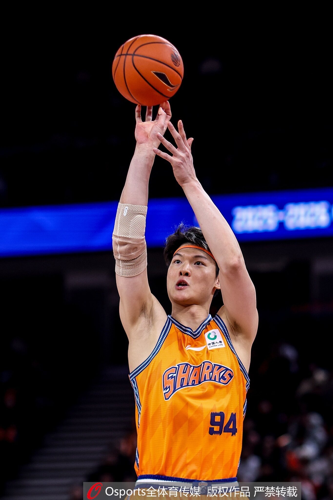 媒体人：北京内线配置看似奢华实则是纸老虎 面对王哲林毫无办法