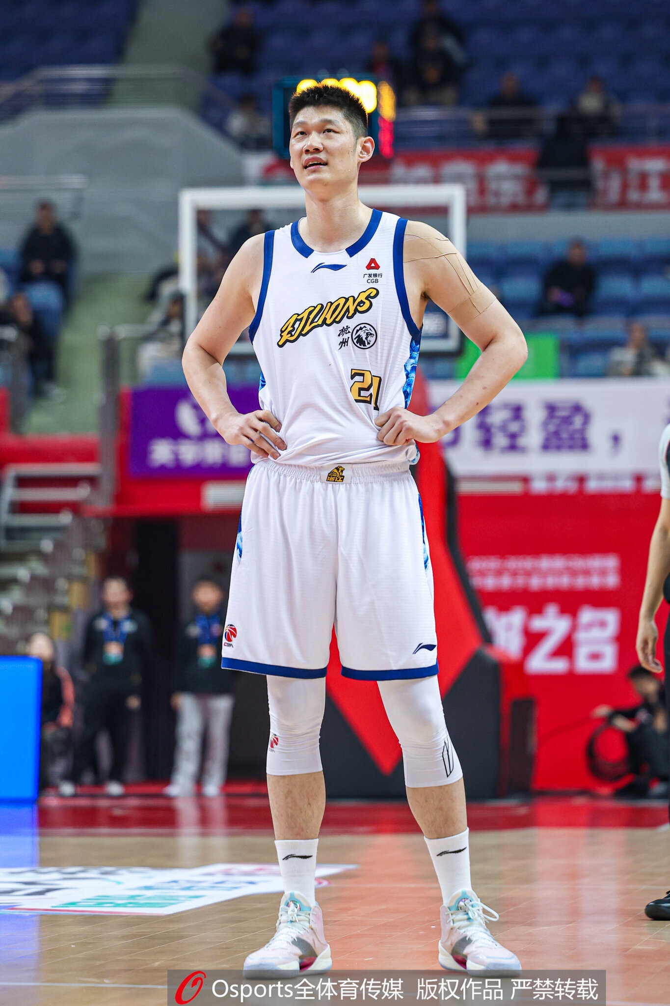 能对吗？广厦半场篮板24-13&前场板15-4 多出手12次落后广东11分