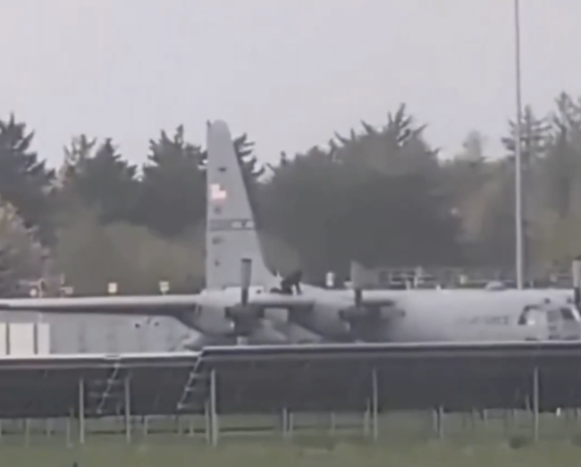 外媒：一男子“持斧”闯入爱尔兰机场砸坏美军运输机，已被警方逮捕