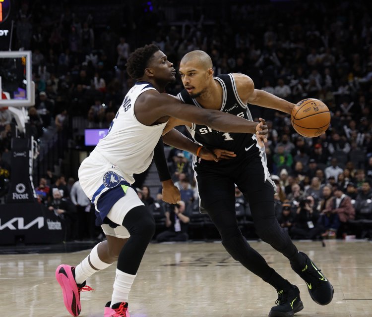 戈贝尔谈自己和文班一样爱下国际象棋 爱德华兹：我才不下呢！