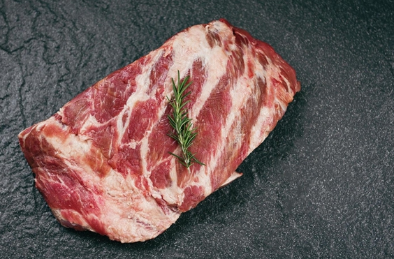 提醒爸妈！洗生肉不要直接用水冲 细菌溅满厨房