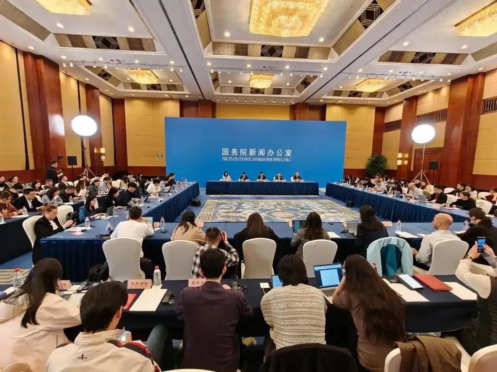 4月13日，国务院新闻办在上海召开中外记者见面会。澎湃新闻记者 江海啸 摄