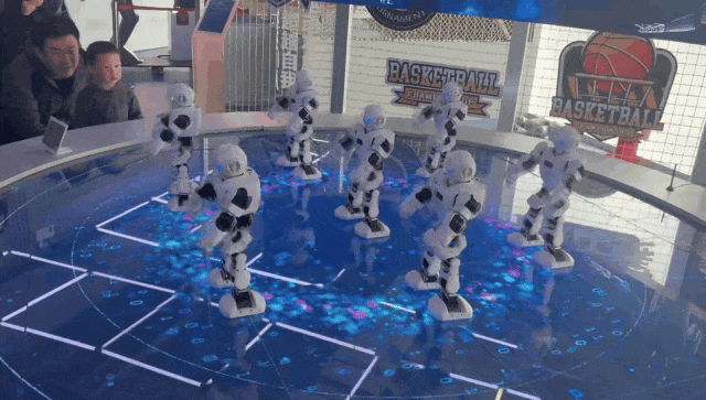 正在跳舞的机器人。图 / 作者供图