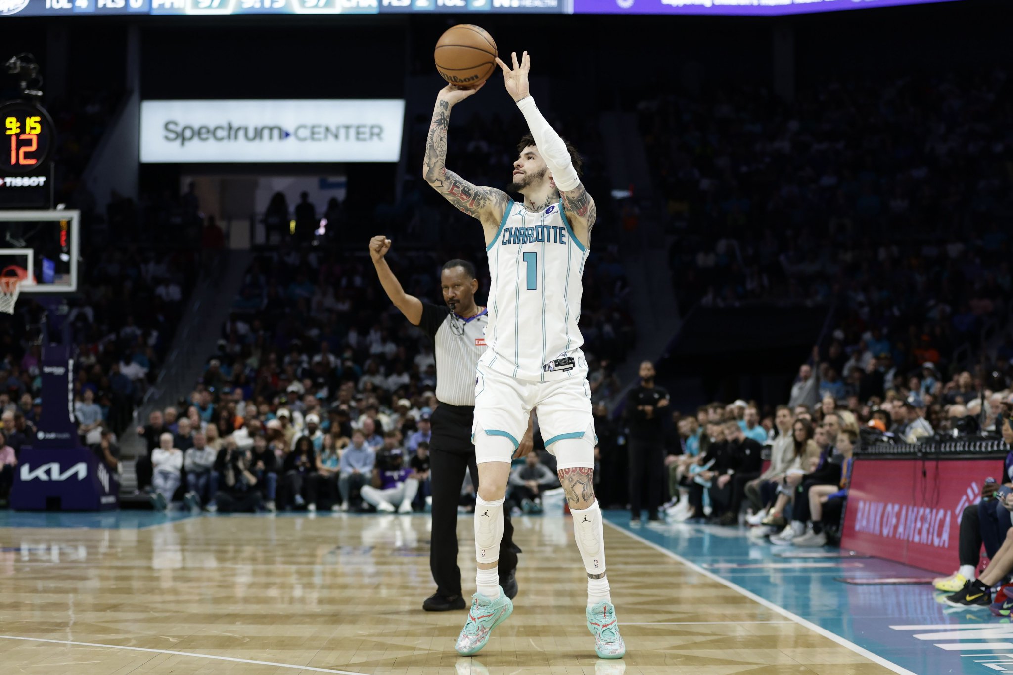 抢克尼佩尔三分王？鲍尔半场出手全部在外线9中4砍12分5篮板5助攻