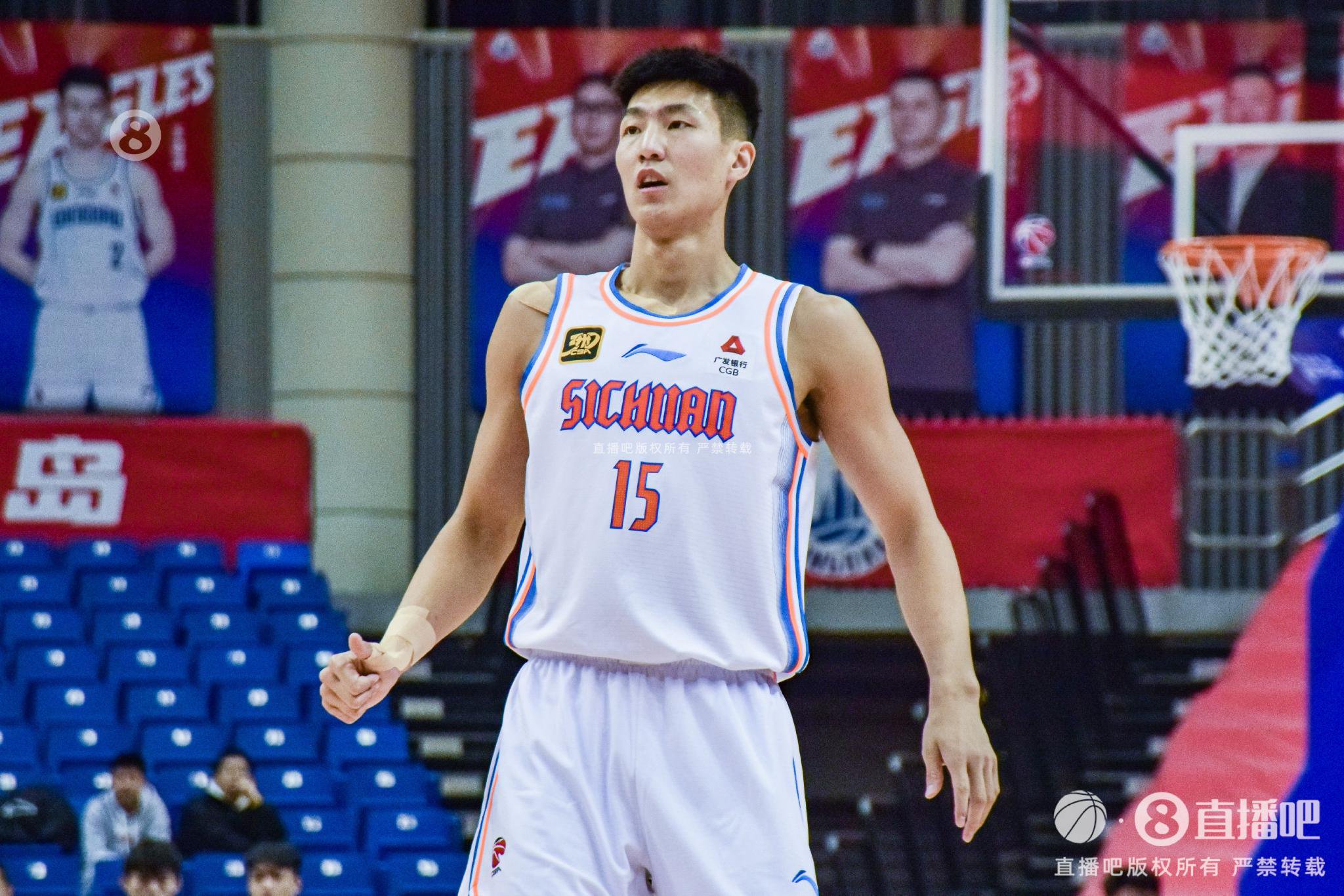 效率很高！李玮颢半场7中6贡献12分 正负值+8