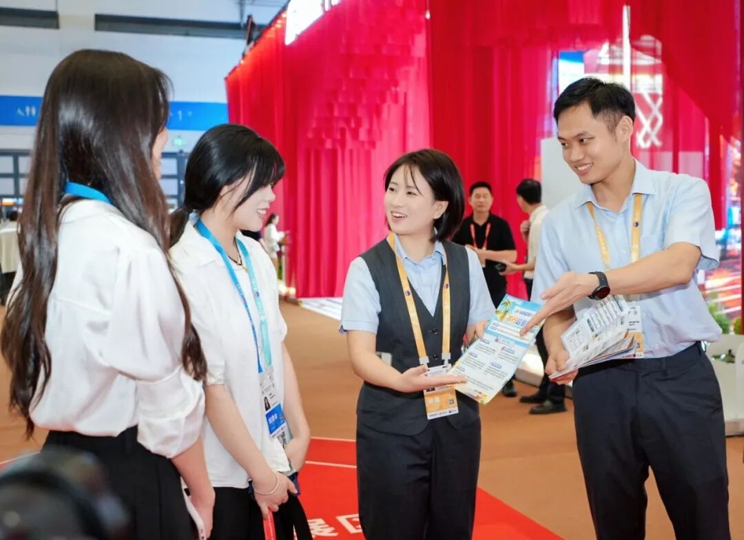 ▲农行客户司理向展会责任主谈主员先容该行金融做事。