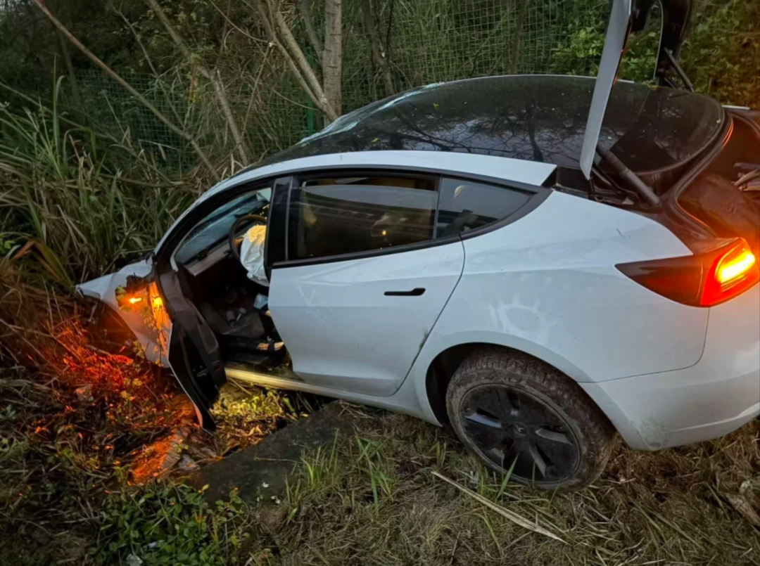 Model 3 撞上高速护栏报废，特斯拉车主：事故原因疲劳驾驶，人无事！_新浪财经_新浪网