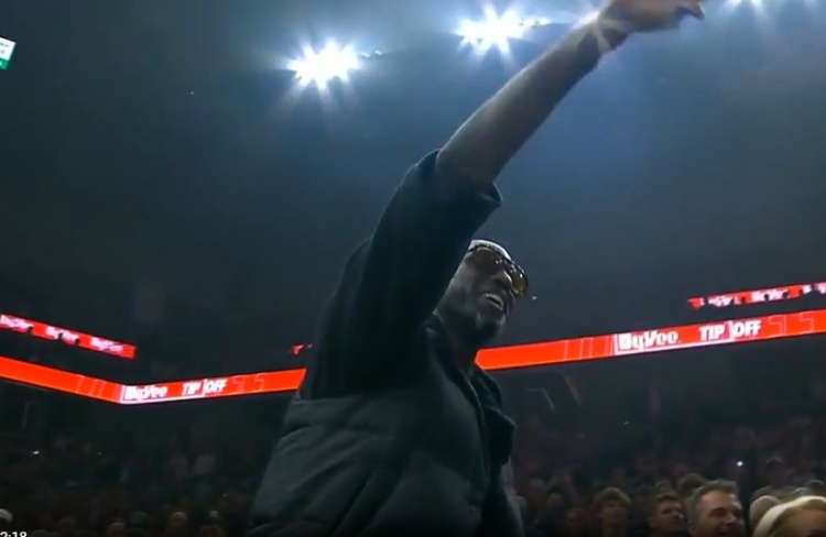 芬奇：加内特是传奇 他来到更衣室与大家交流 让这个夜晚变得特别