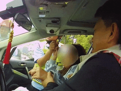 待急救部门赶到现场