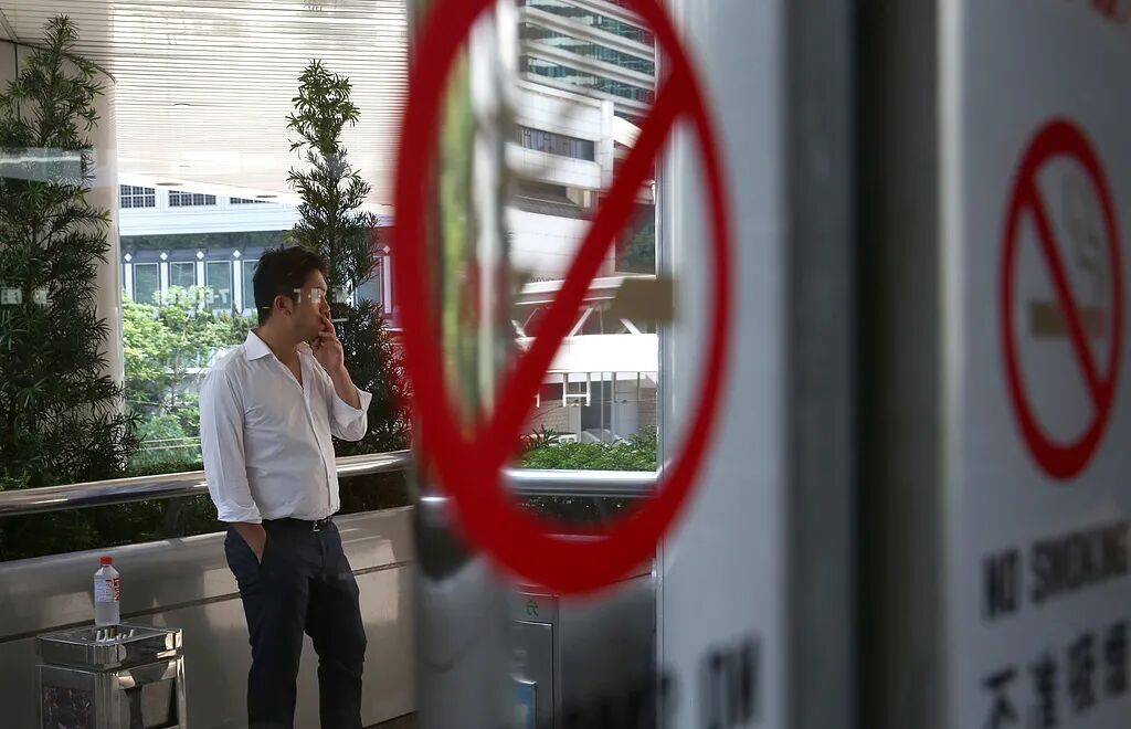 香港，民众在室外吸烟（资料图）