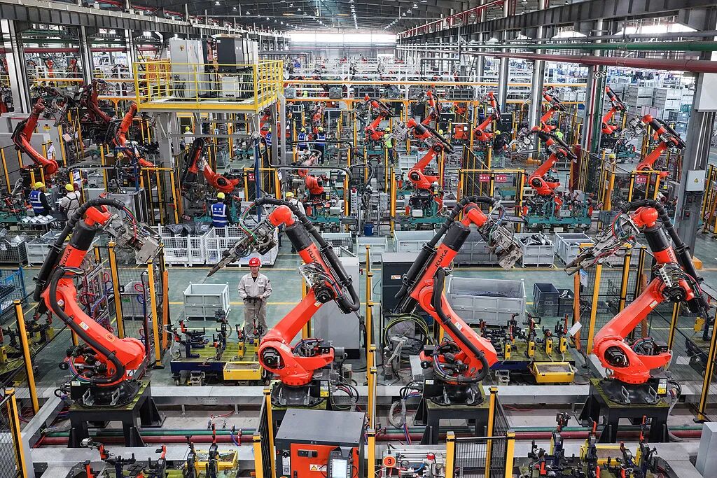 工业机器东谈主正在坐蓐新能源汽车零部件 良友图 图源：视觉中国