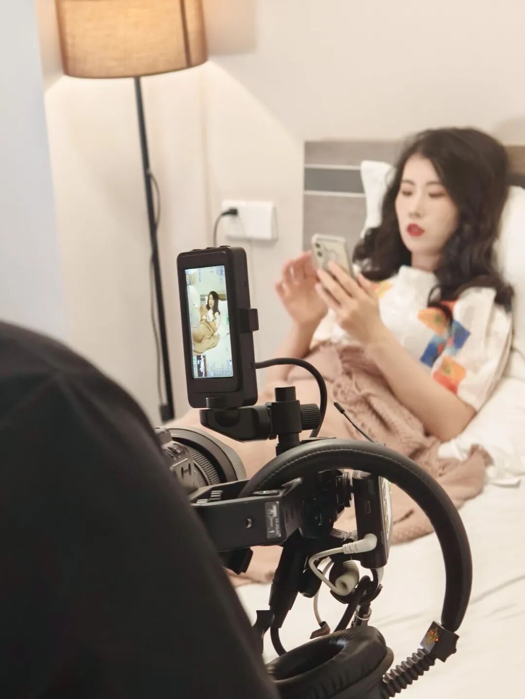 ▲2025年4月，由牛雨萌担任主演的短剧《我心永恒》正在成都拍摄。受访者供图