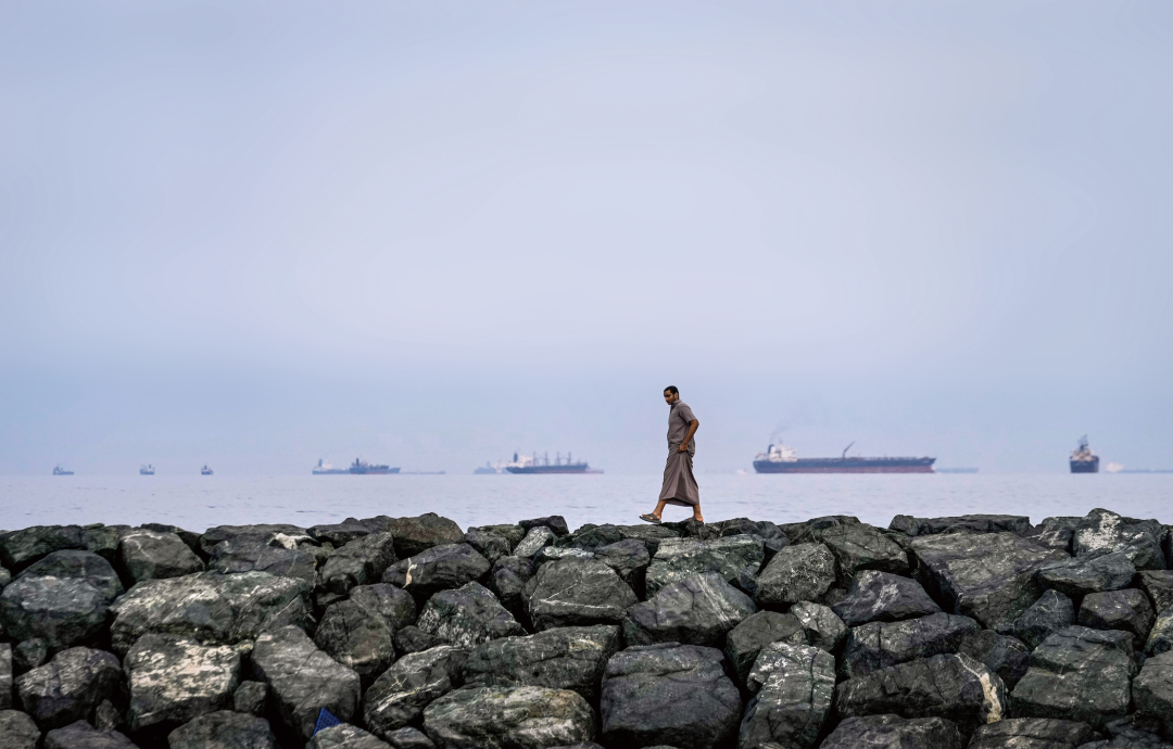 2026年3月11日，远眺霍尔木兹海峡内的油轮和货船      图/视觉中国