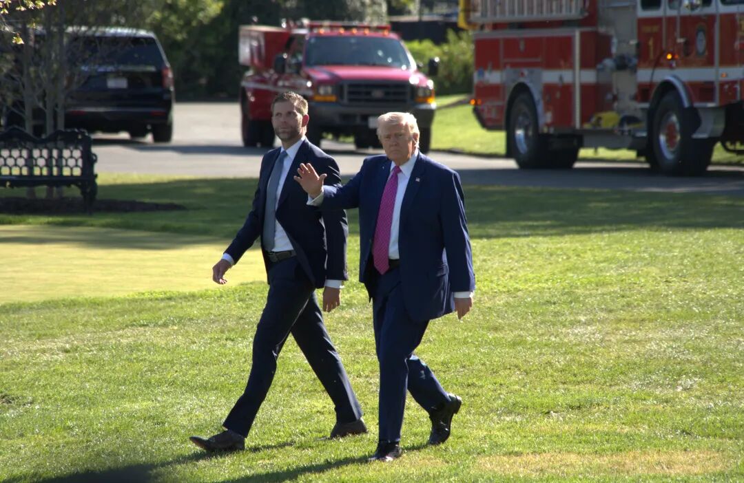 4月10日，好意思国总统特朗普（右）准备乘直升机离开华盛顿白宫。新华社发（李源清摄）