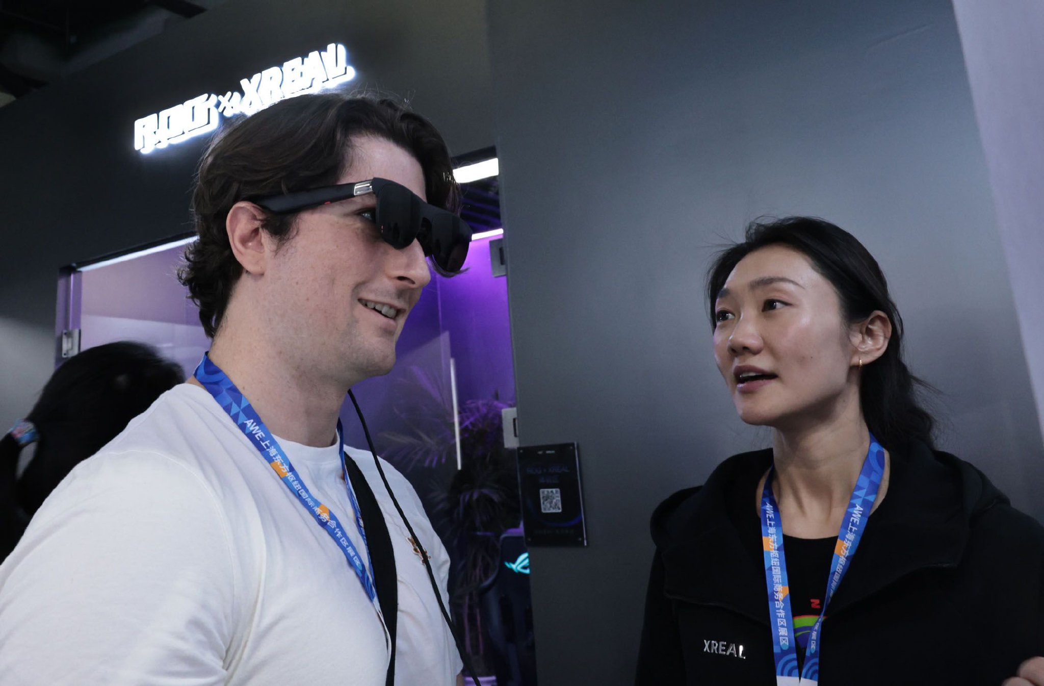 图为2026中国家电及消费电子博览会（AWE）上，欧交易所app官网入口参观者（左）在东方枢纽展区现场体验一款智能眼镜产品。记者　方喆　摄