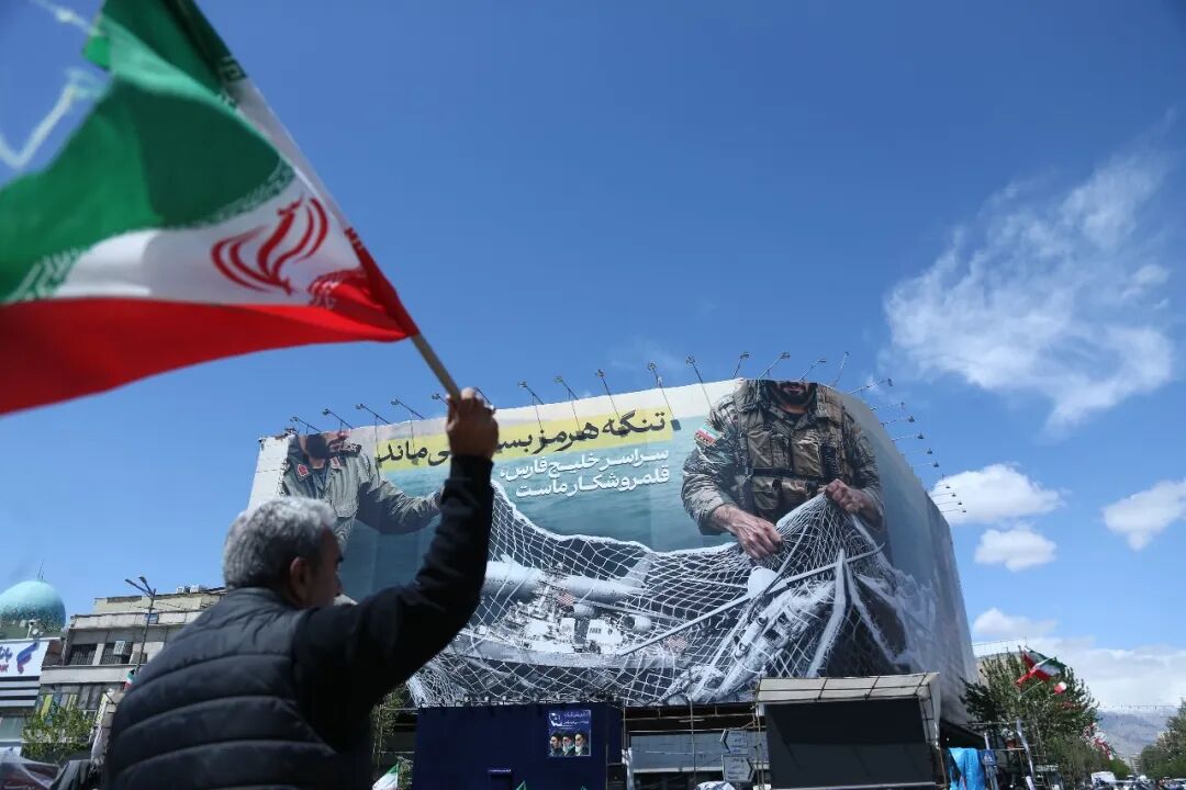 4月8日，别称男人在伊朗齐门德黑兰创新广场参预聚首。新华社记者 沙达提 摄