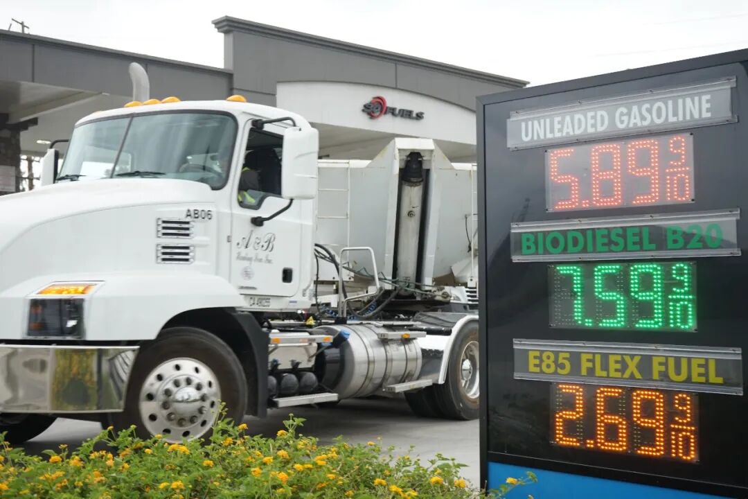 这是3月31日在好意思国加利福尼亚州蒙罗维亚市一座加油站拍摄的油品价钱。新华社发（曾慧摄）