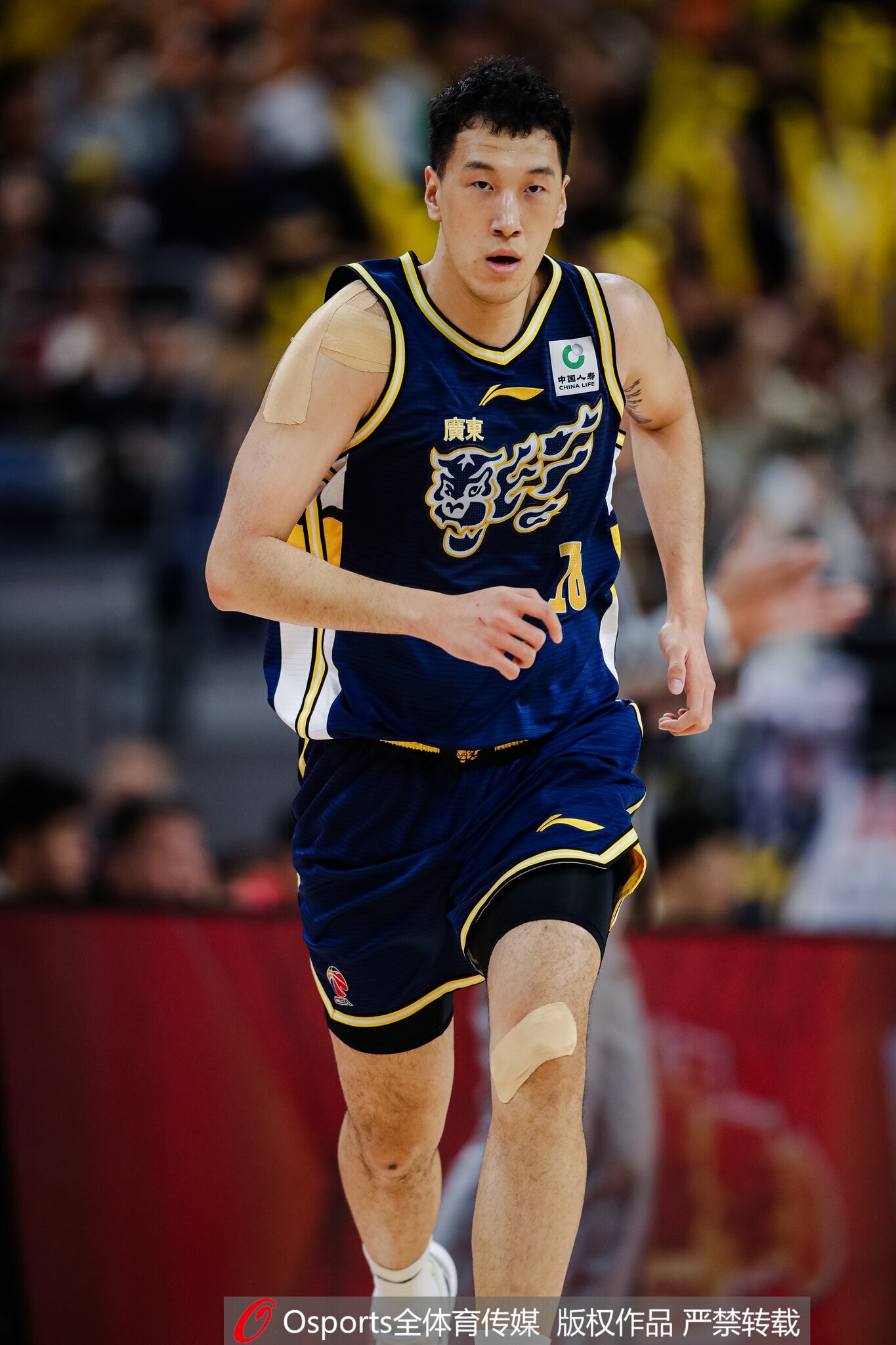 哑炮！杜润旺半场12分钟4中0没得分 拿到1篮板2助攻
