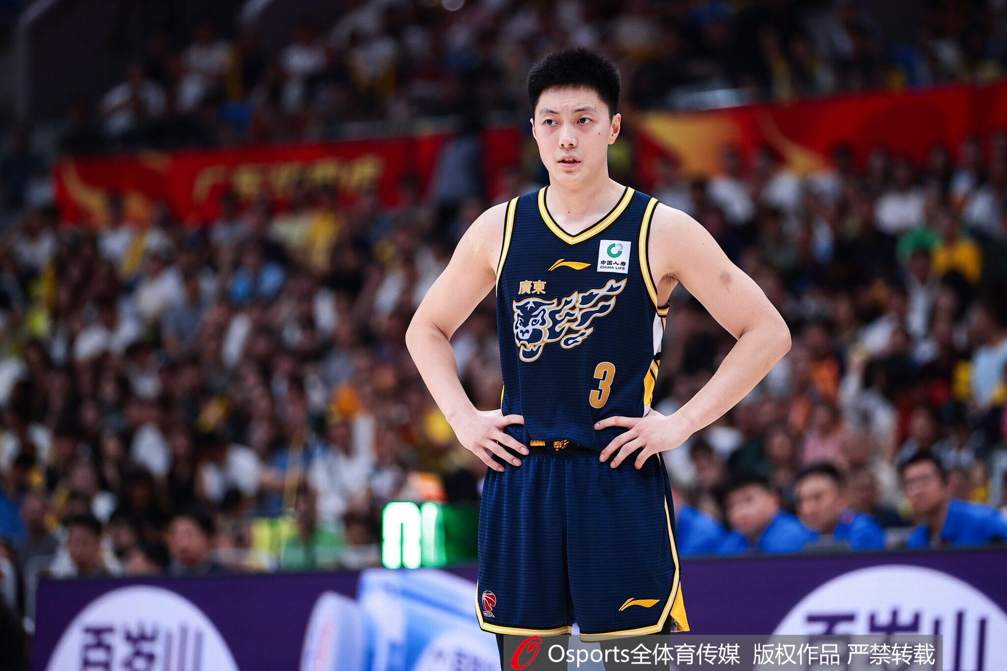 媒体人：胡明轩遭遇脚伤困扰 本赛季状态不稳与近2年过度消耗有关