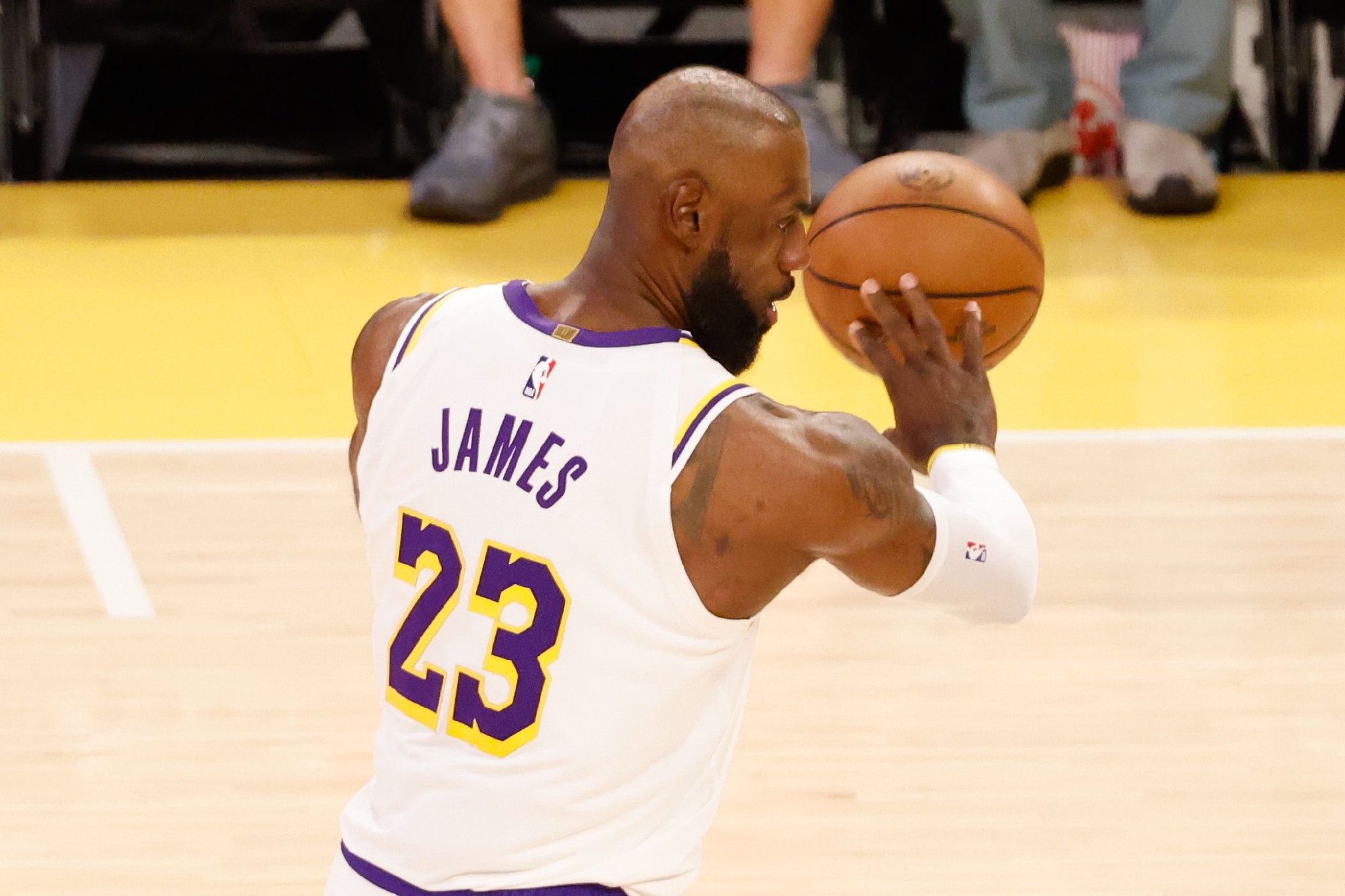 今年如何？詹姆斯湖人生涯季后赛场均26分9.5板7.7助1.4断1帽