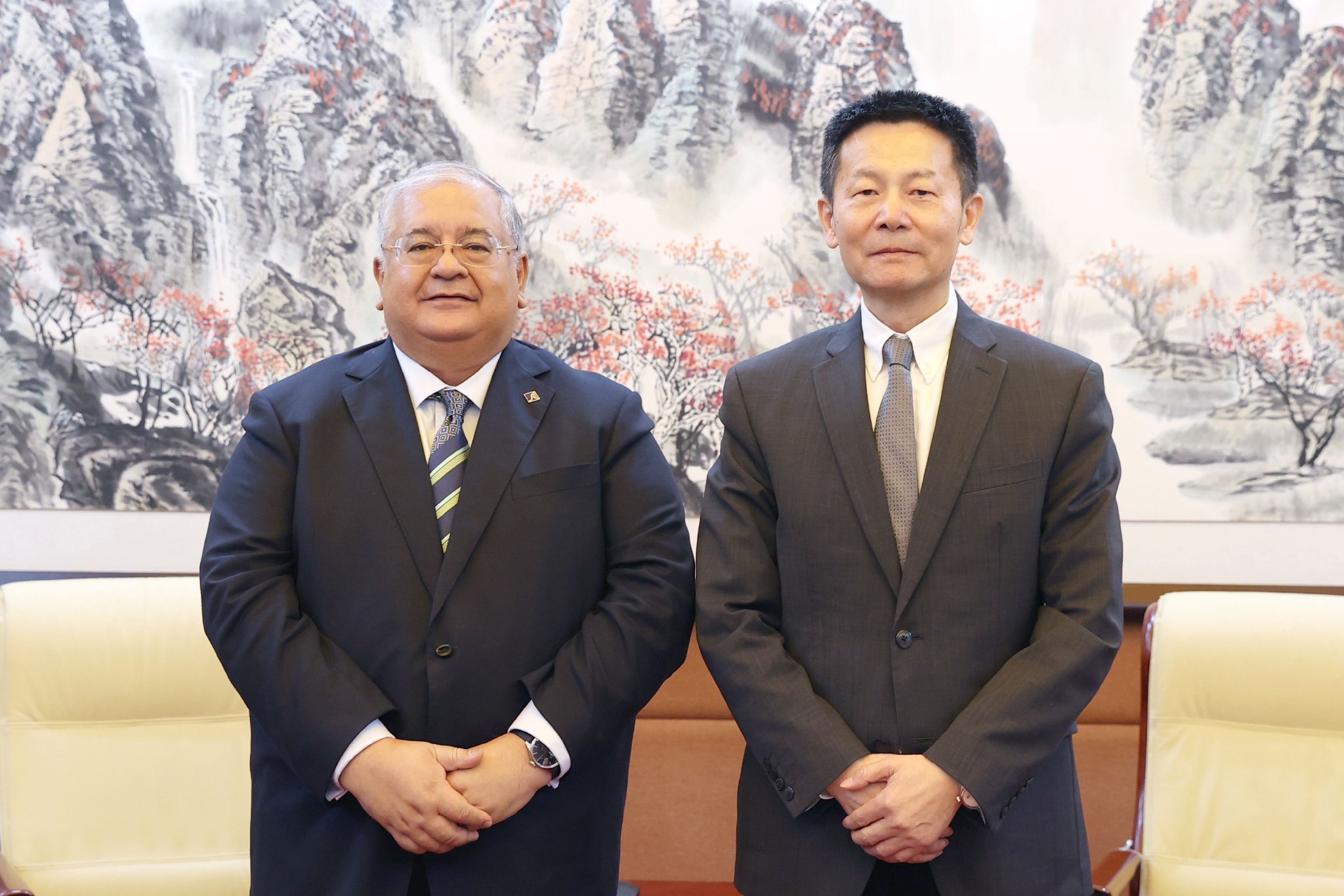 证监会主席吴清会见马来西亚证券委员会主席拿督穆罕默德·法伊兹·阿兹米