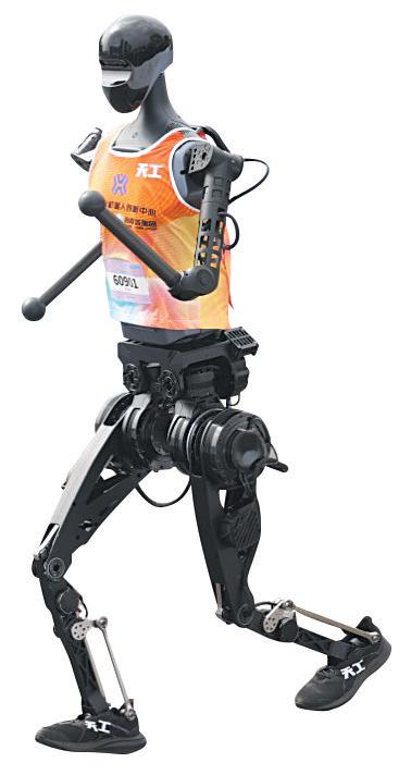 2025年4月19日，天工机器人即将冲过2025北京亦庄人形机器人半程马拉松的终点线。
