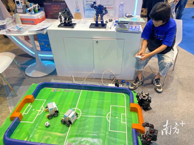 韩端科技（深圳）有限公司的教育机器人在展会上受到认可。