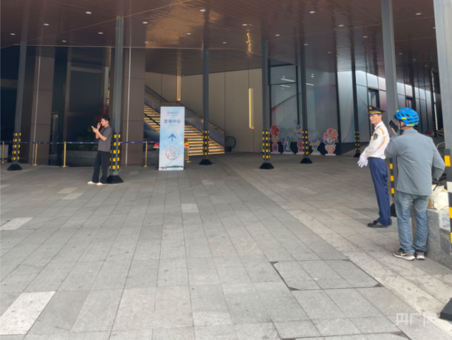 龙华区幸福城臻园表情售楼处一楼进口（央广网见习记者郭媛 摄）