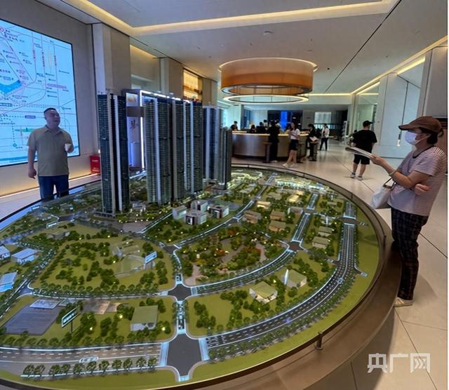 4月14日13时30分，龙华区幸福城臻园表情售楼处（央广网见习记者郭媛 摄）