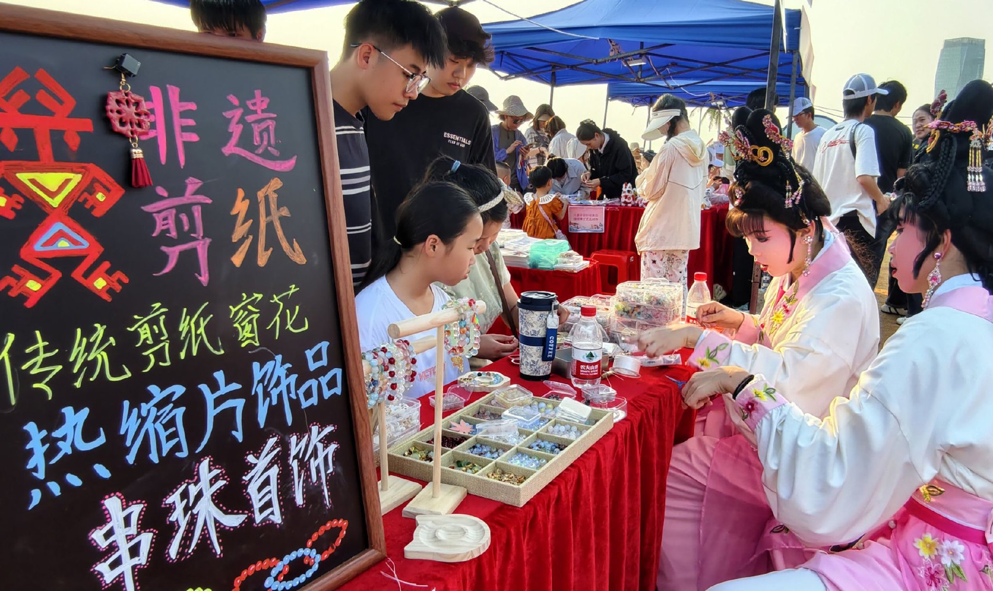 �����ι����ڡ������Ļ��ഺ�м����ķ���̯λǰ������Ʒ�� �����������������Ĺ�ͼ